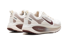 Vomero 18 WMNS"Pale Ivory Red Sepia Silt Red Dark Team Red" HM6804 108